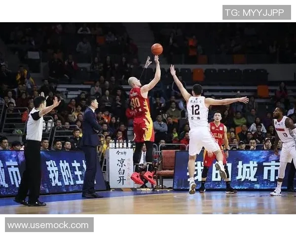 深圳男篮在第三节是如何通过防守锁定胜局的，其战术布置有什么特别之处？